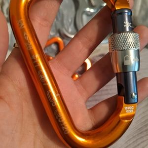 Carabiner for aerials